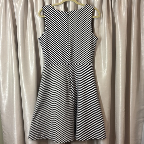 Talbots Black and White sleeveless v-neck stripe Dress, cotton knit, large - Picture 6 of 8